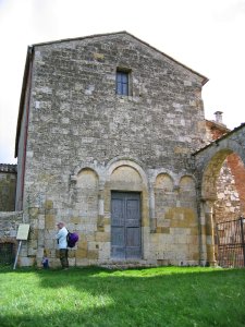 La facciata della Badia a Conèo (20720 bytes)